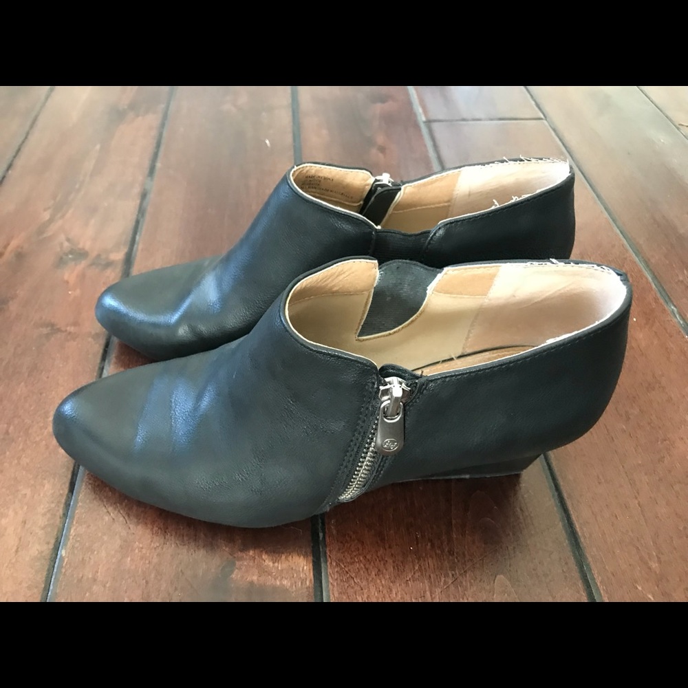 Adrienne Vittadini Black Low-Cut Wedge Booties, 8